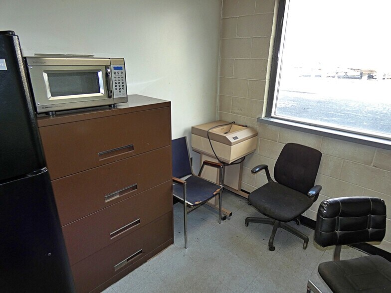 More Photos Of 70 N Gates Ave, Buffalo Truck Terminal For Lease