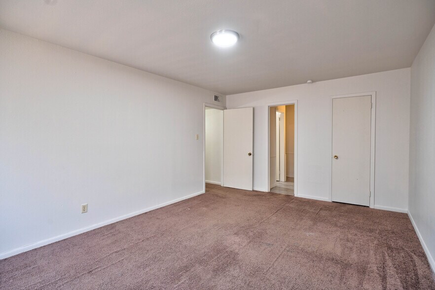 More Photos Of 2500 W 26th St, Plainview Apartments For Sale