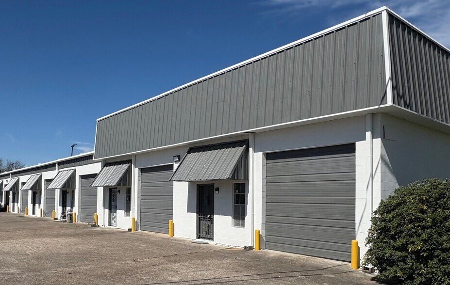 Primary Photo Of 2403 Naomi St, Houston Light Distribution For Lease