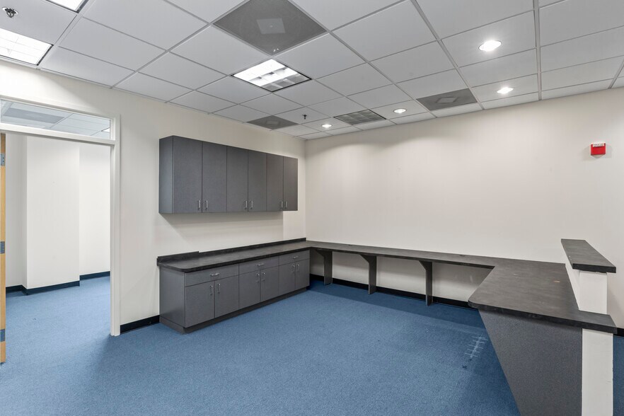 More Photos Of 19455 Deerfield Ave, Lansdowne Medical For Lease