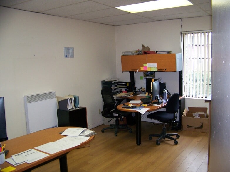 More Photos Of 185 Av du Pacifique, Laval Office For Sale