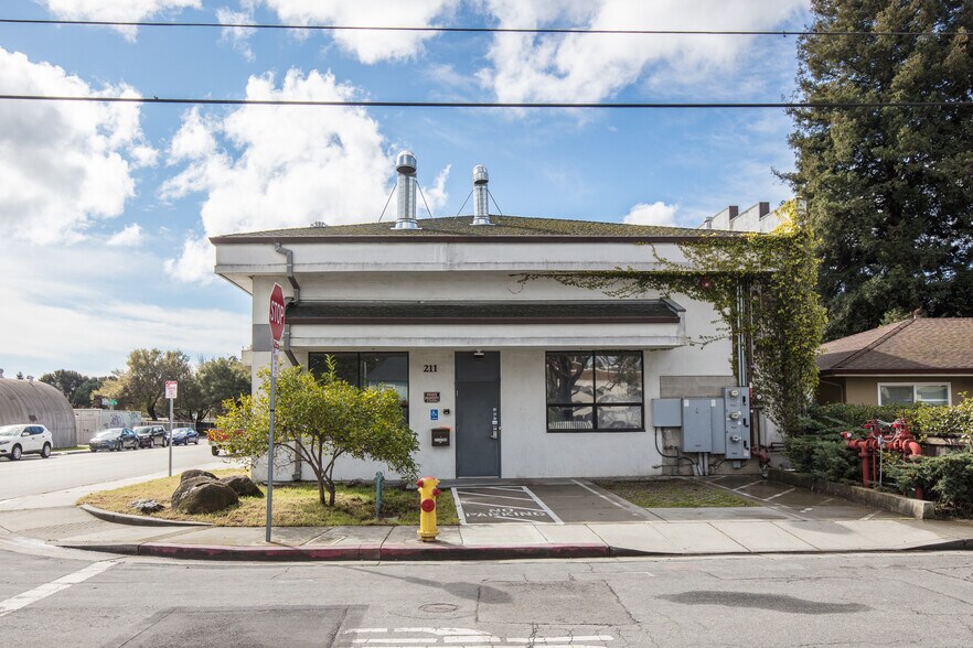 More Photos Of 211 Fern St, Santa Cruz Showroom For Sale