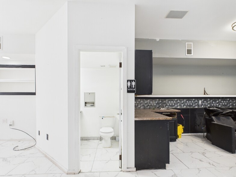 More Photos Of 611 S Orianna St, Philadelphia Storefront Retail Residential For Lease