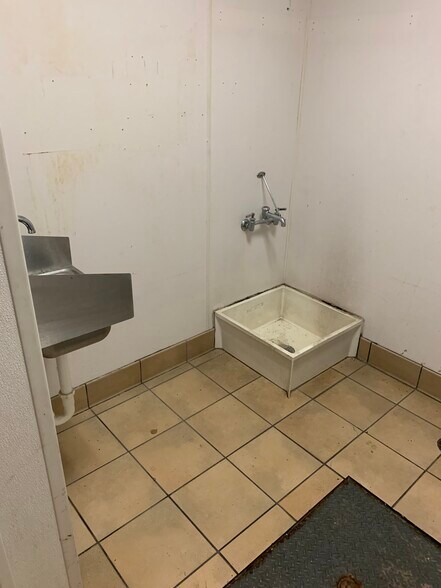 More Photos Of 830 E Kensington Rd, Arlington Heights Freestanding For Lease