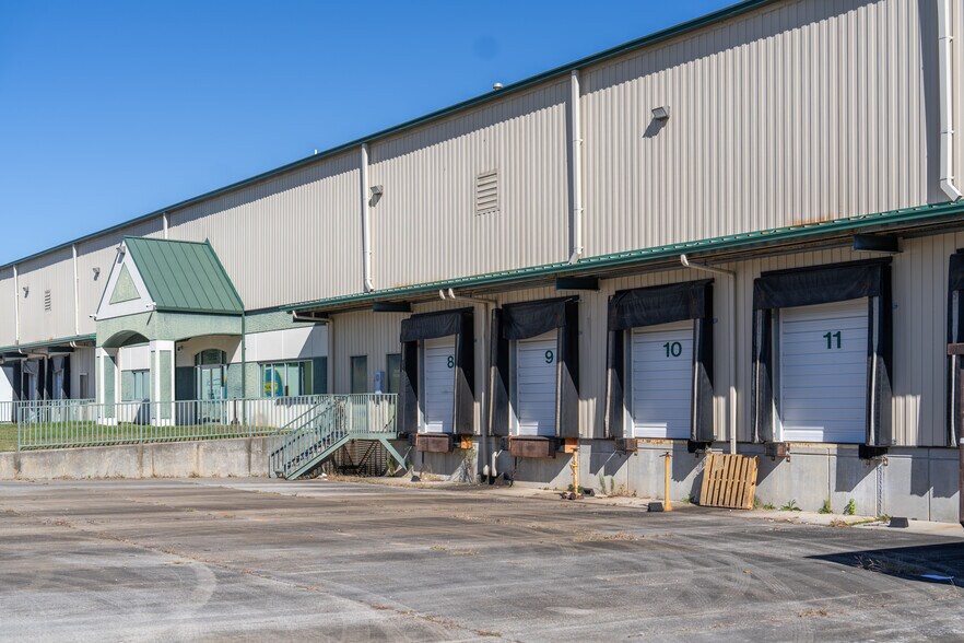 More Photos Of 1005 Obici Industrial Blvd, Suffolk Warehouse For Lease