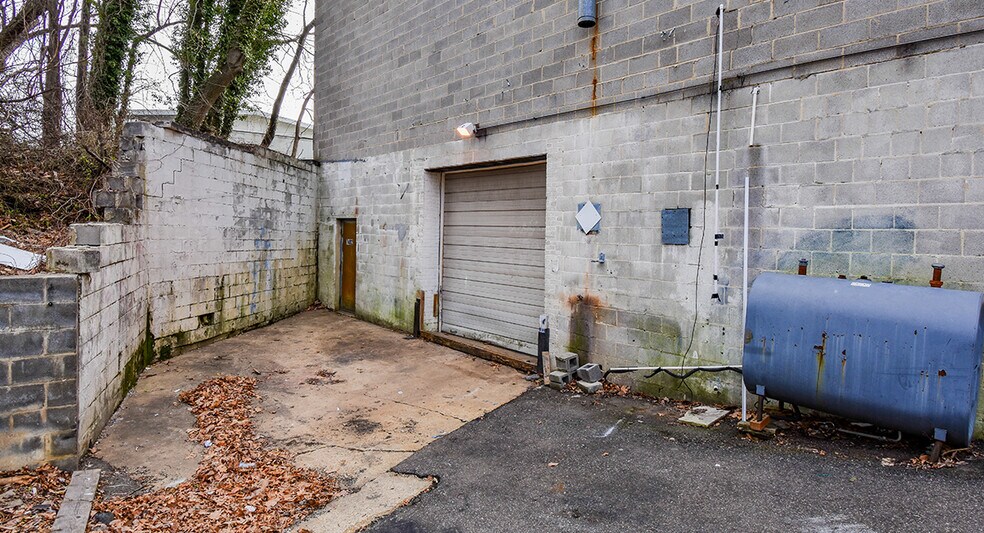 More Photos Of 7402-7408 Maxey Dr, Fort Washington Warehouse For Lease