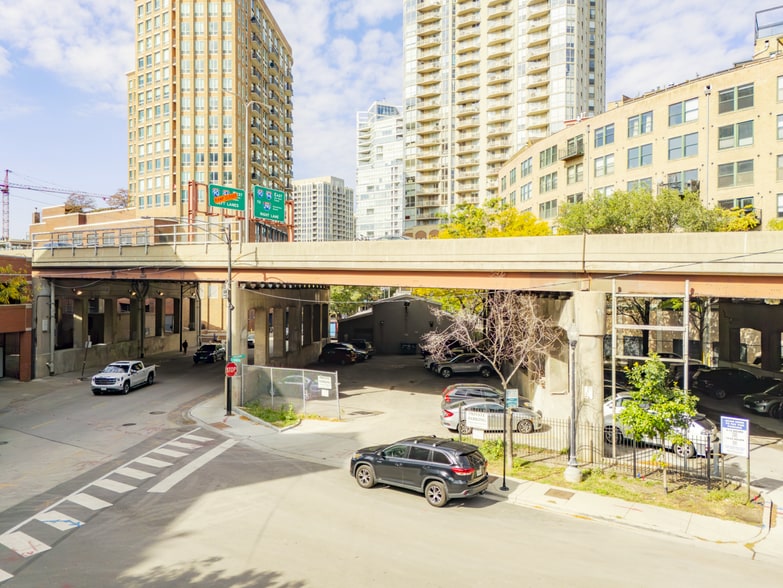 More Photos Of 430 W Ohio St, Chicago Showroom For Sale