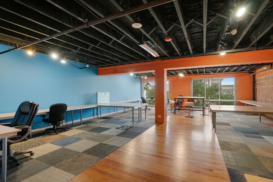More Photos Of 1962 Main St, Sarasota Office For Sale