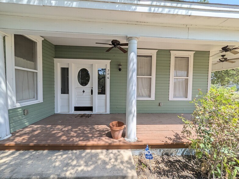 More Photos Of 206 Taylor St, Hutto Office For Lease