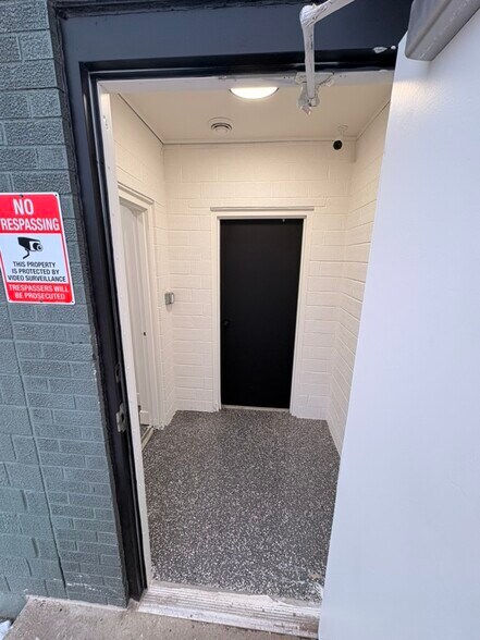 More Photos Of 2011 Hull Ave, Des Moines Truck Terminal For Lease