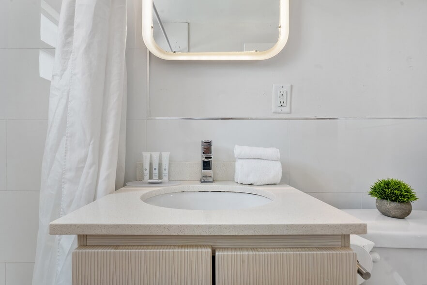 More Photos Of 3020-3024 Seville St, Fort Lauderdale Hotel For Sale