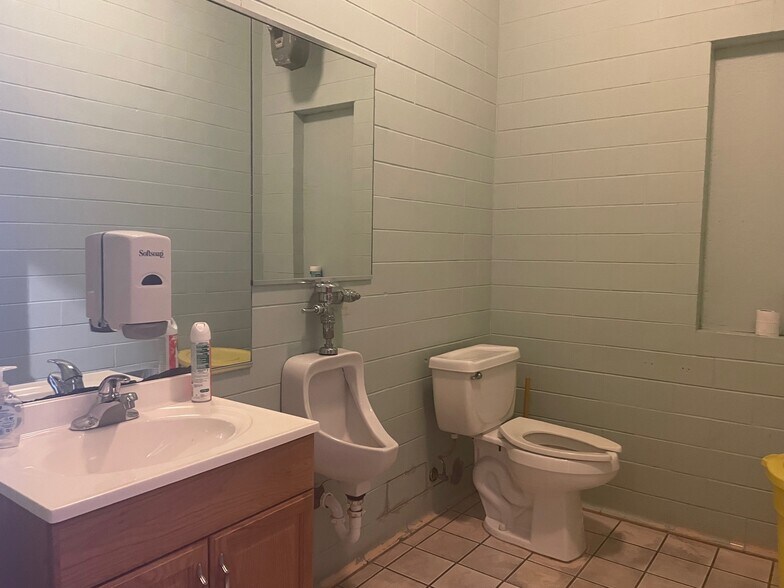 More Photos Of 7621-7623 W 63rd St, Summit Argo Storefront For Sale