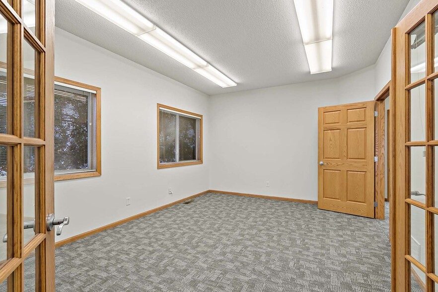More Photos Of 2560-2568 Rice St, Saint Paul Office For Sale