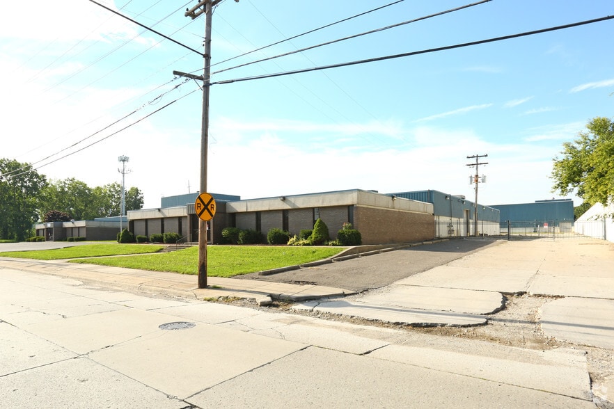 More Photos Of 1705-1737 Cicotte St, Lincoln Park Warehouse For Lease