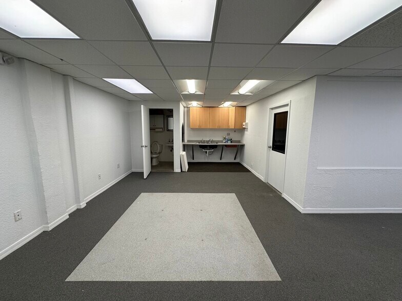 More Photos Of 5751 Dawson St, Hollywood Warehouse For Lease