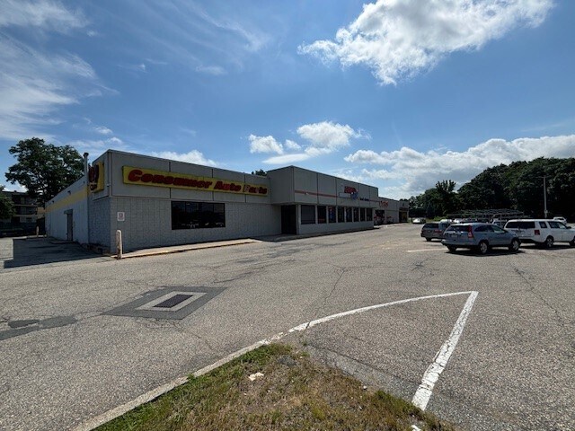 More Photos Of 665 Liberty St, Springfield Freestanding For Lease