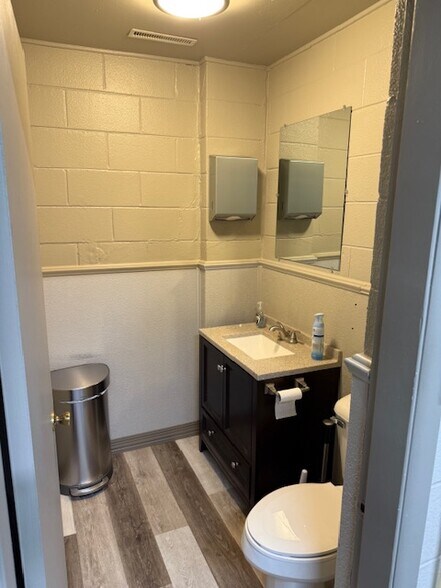 More Photos Of 220 4th Ave, Rochelle Warehouse For Lease
