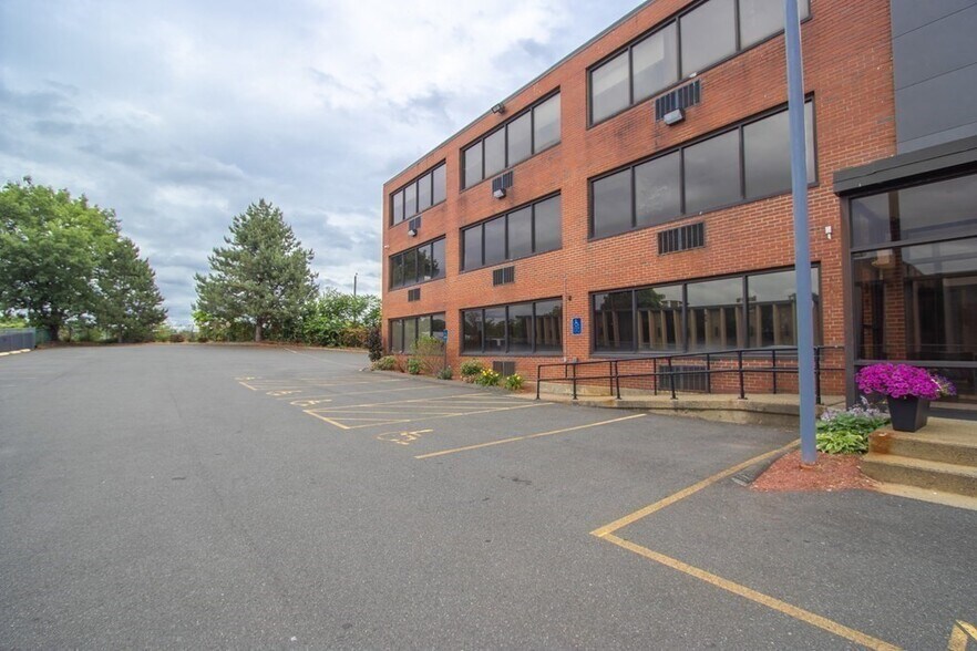 More Photos Of 235 Chestnut St, Springfield Office For Lease