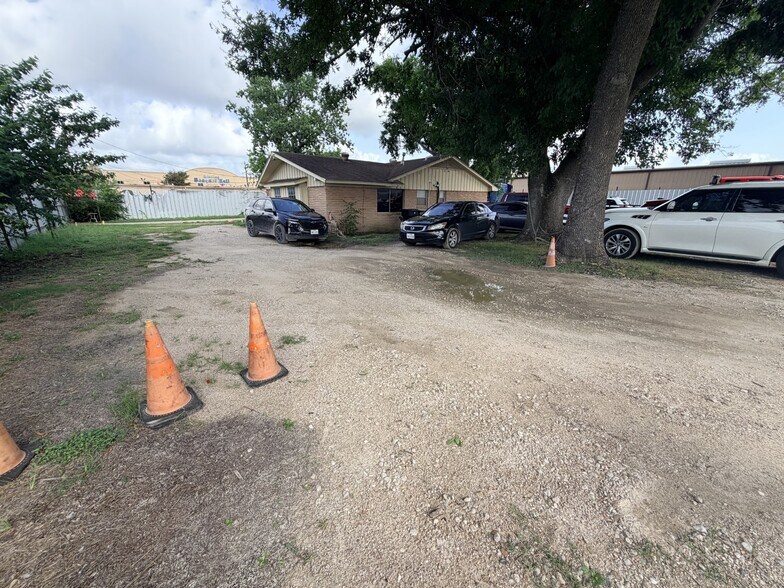 More Photos Of 6613 Millport st, Houston Industrial For Lease