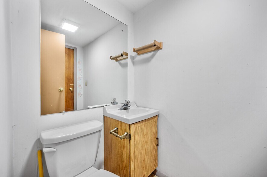 More Photos Of 16903 Fischer Rd, Cleveland Office For Sale