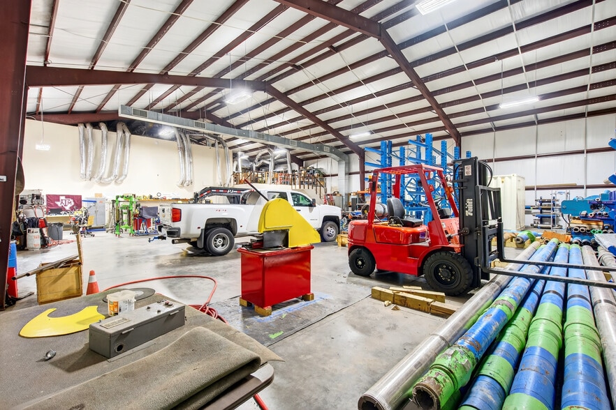 More Photos Of 8601 Fawn Trl, Conroe Warehouse For Lease