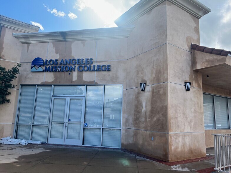 More Photos Of 7206-7214 Foothill Blvd, Tujunga Unknown For Lease