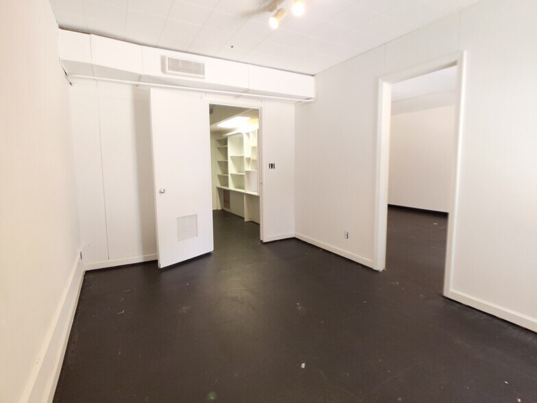 More Photos Of 2740 Devine St, Columbia Storefront Retail Office For Lease