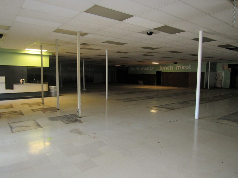More Photos Of 275 Laing St, Redgranite Supermarket For Lease