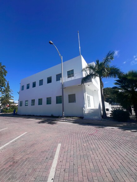 More Photos Of 201 N Ocean Dr, Hollywood Storefront Retail Office For Lease
