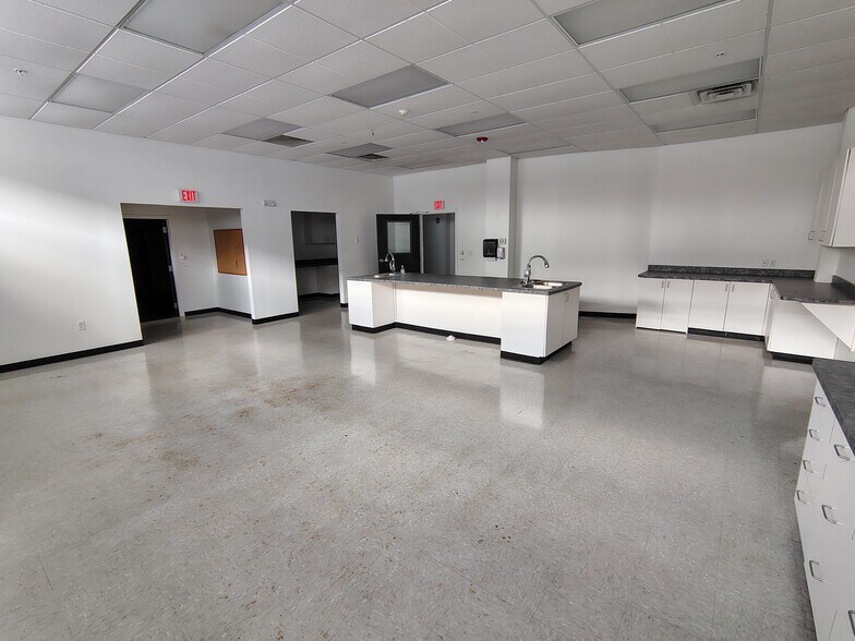 More Photos Of 18-22 Masse Pl, Batavia Warehouse For Lease