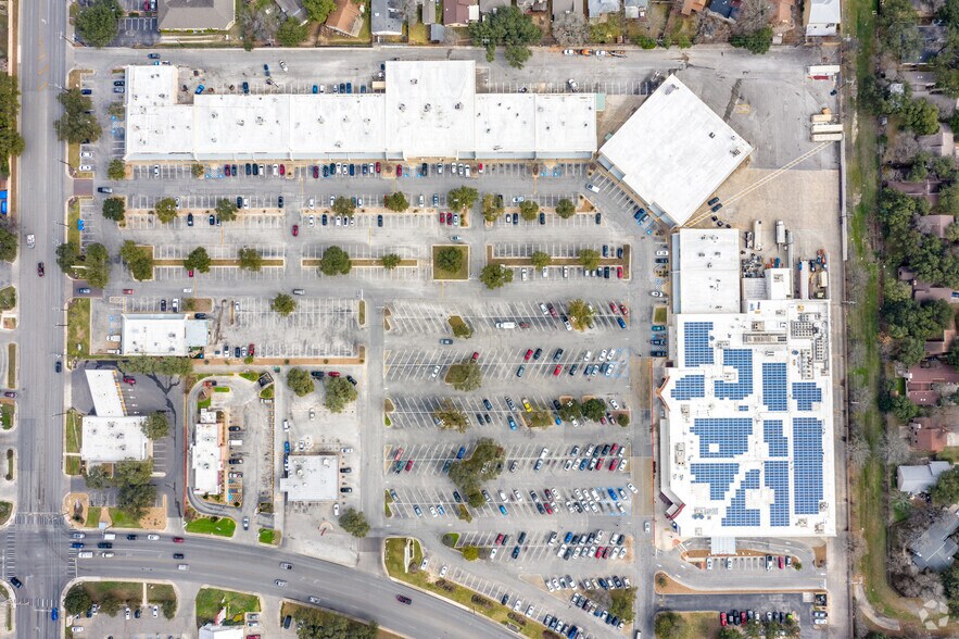 More Photos Of 2929-2951 Thousand Oaks Dr, San Antonio Storefront For Lease