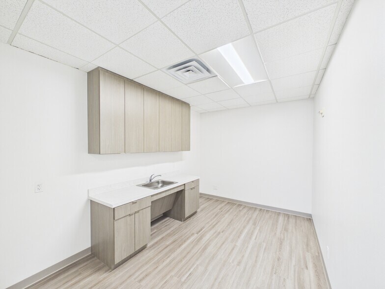 More Photos Of 4004 Belt Line Rd, Addison Unknown For Lease