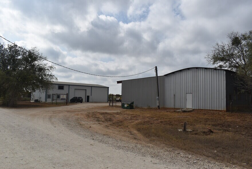 More Photos Of 204 Pr Cardinal Ln, Jourdanton Warehouse For Lease