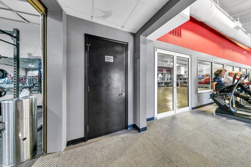 More Photos Of 2500 S Ferdon Blvd, Crestview Storefront For Lease