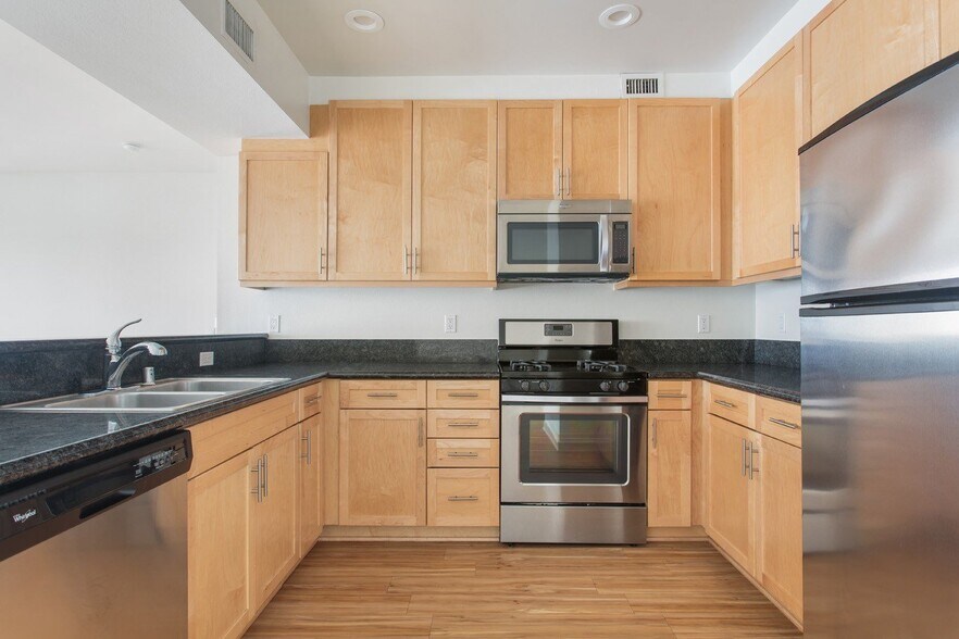 More Photos Of 214 Santa Monica Blvd, Santa Monica Apartments For Lease