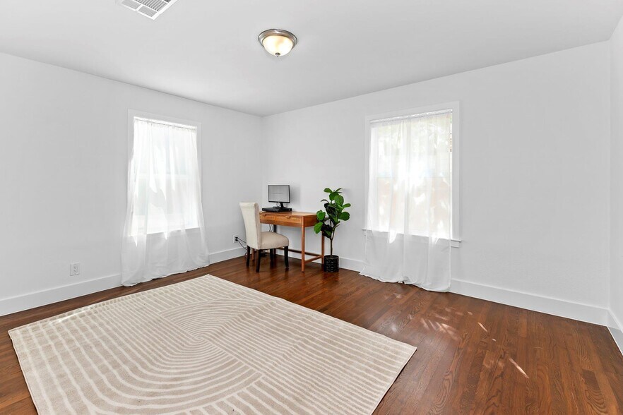 More Photos Of 1512 W Koenig Ln, Austin Office For Sale