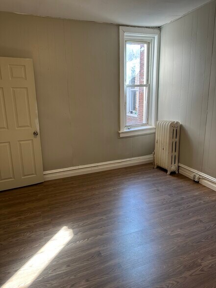 More Photos Of 1192 Yorkship Sq, Camden Storefront Retail Residential For Lease