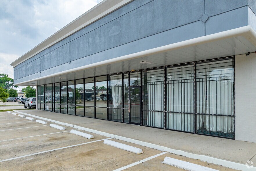 More Photos Of 239 W Tidwell Rd, Houston Storefront Retail Office For Lease