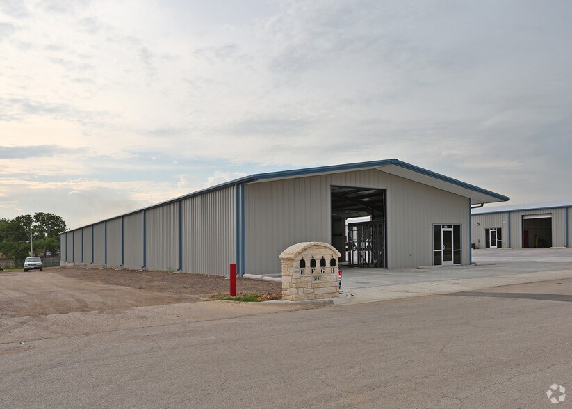 More Photos Of 301 Thomas Pl, Everman Warehouse For Lease