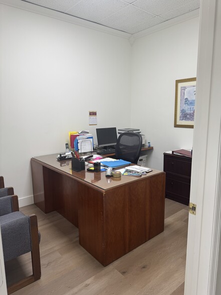 More Photos Of 1001 W Jasmine Dr, West Palm Beach Storefront Retail Office For Sale