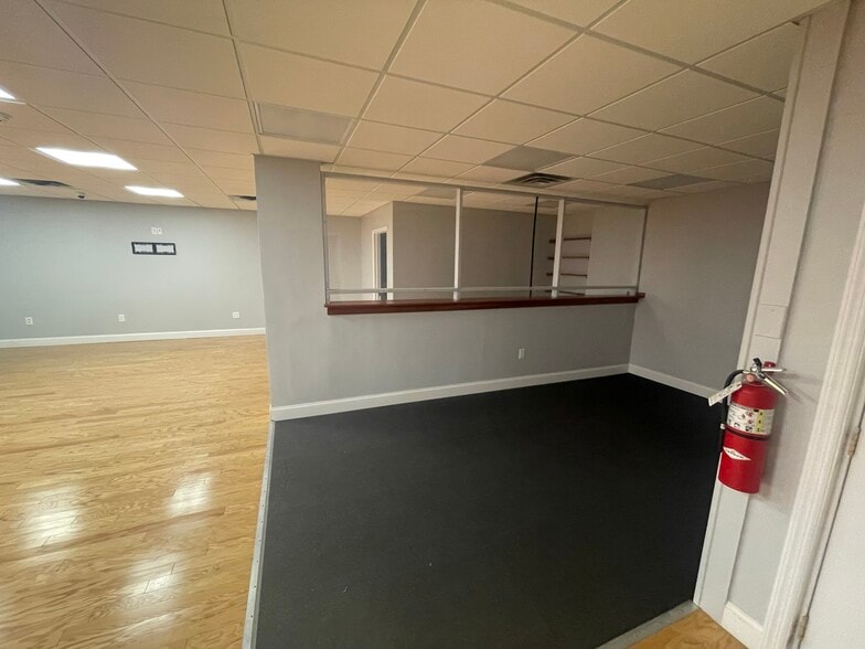 More Photos Of 1622 S Wood Ave, Linden Office For Lease