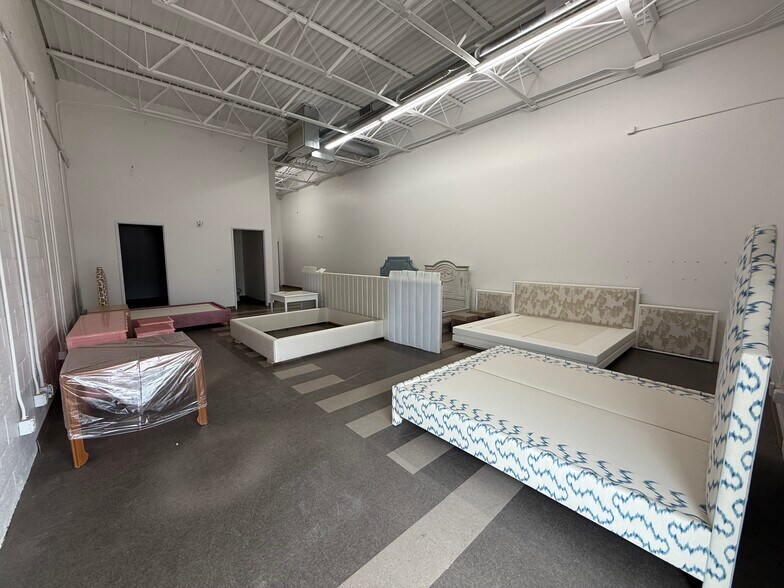 More Photos Of 4801-4805 Reading St, Dallas Distribution For Lease