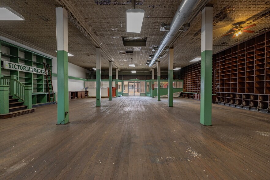 More Photos Of 1801 Main, Victoria General Retail For Sale