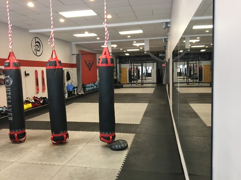 More Photos Of 1017 Davis St, Evanston Storefront For Lease