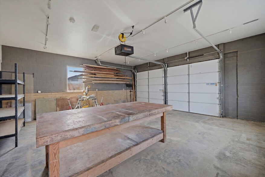 More Photos Of 118 W Chestnut St, Denison Office For Sale