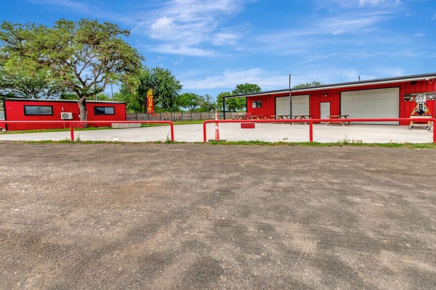 More Photos Of 23404 NW Zac Lentz Pky, Victoria General Retail For Sale