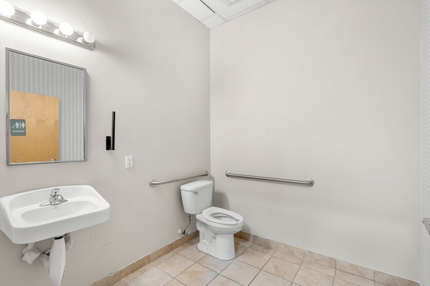 More Photos Of 1508-1510 S Harbor City Blvd, Melbourne Storefront For Lease