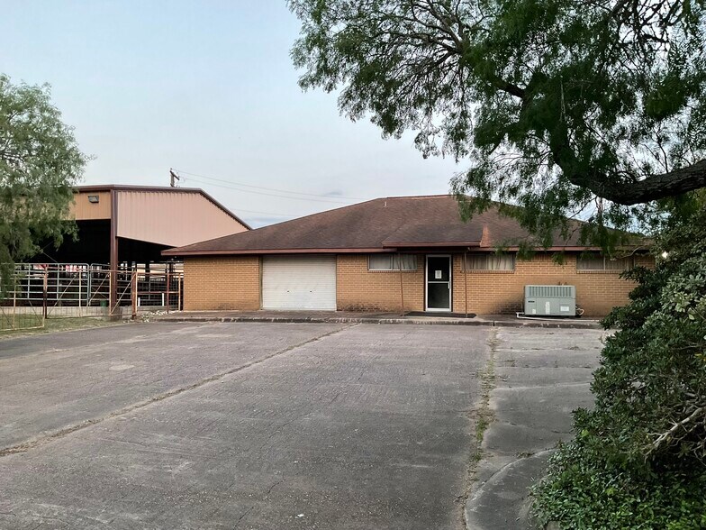More Photos Of 1310 W Grand Ave, Yoakum Veterinarian Kennel For Sale
