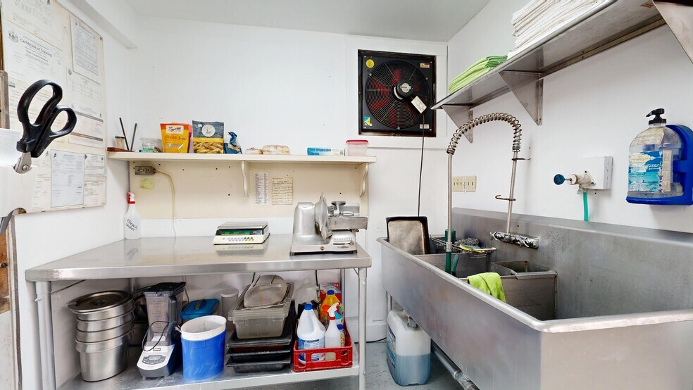 More Photos Of 130 Wardtown Rd, Freeport General Retail For Sale