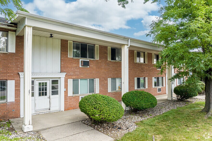 More Photos Of 909 E Jolly Rd, Lansing Multifamily For Sale